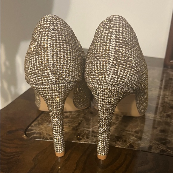 Kurt Geiger Textured Heels with Gold Tips - Picture 4 of 7